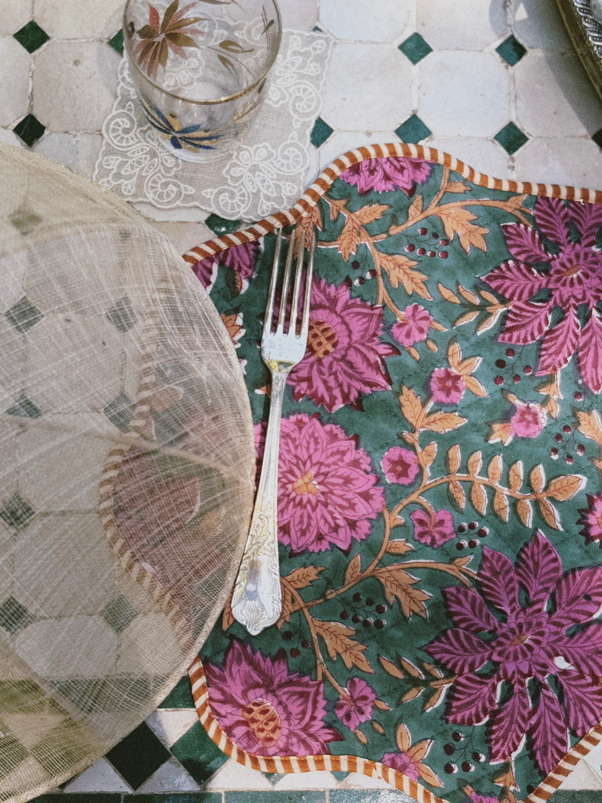 SET 2 MANTELES INDIVIDUALES ACOLCHADOS FLORAL COLOR MARRÓN TURQUESA
