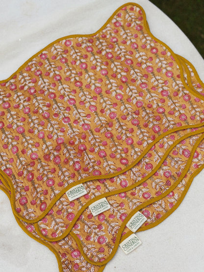 SET 2 MANTELES INDIVIDUALES ACOLCHADOS FLORAL COLOR OCRE