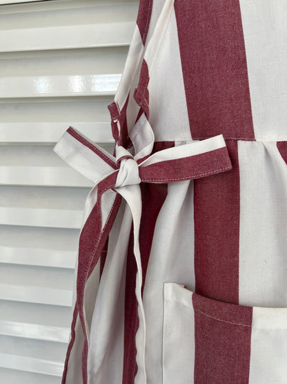 DELANTAL DE LINO RAYAS GUINDA CON LAZADA