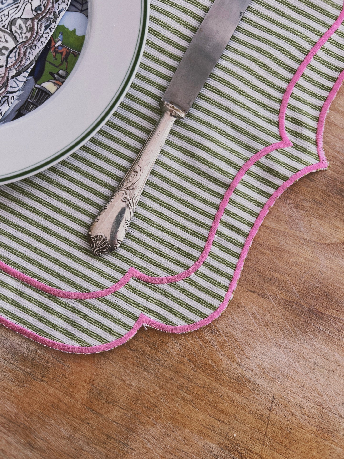 SET OF 2 STRIPED PLACEMATS WITH SCALLOP, PINK GREEN