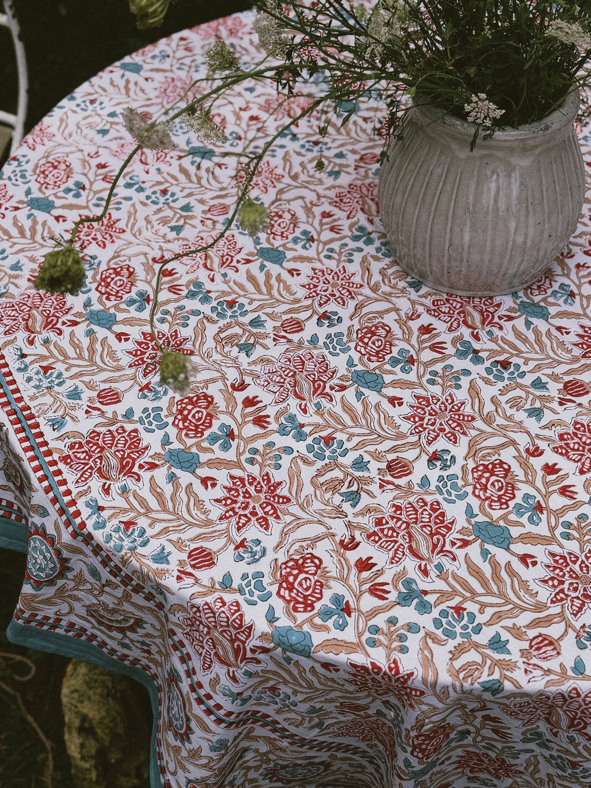MANTEL FLORAL BLOCK PRINT AZUL ROJO