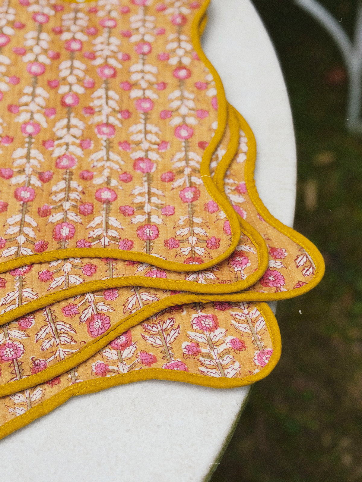 SET 2 MANTELES INDIVIDUALES ACOLCHADOS FLORAL COLOR OCRE