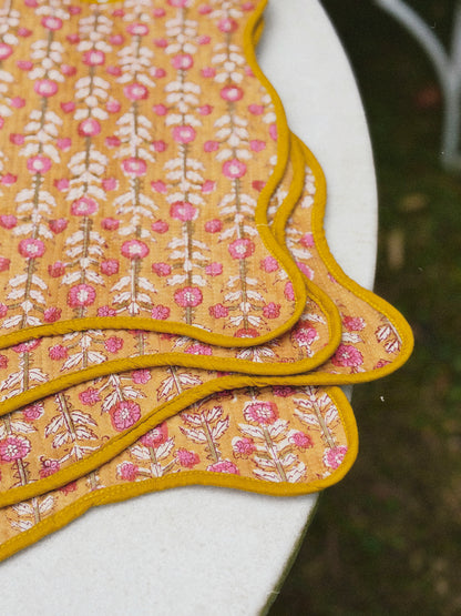 SET 2 MANTELES INDIVIDUALES ACOLCHADOS FLORAL COLOR OCRE