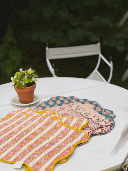 SET 2 MANTELES INDIVIDUALES ACOLCHADOS FLORAL COLOR OCRE