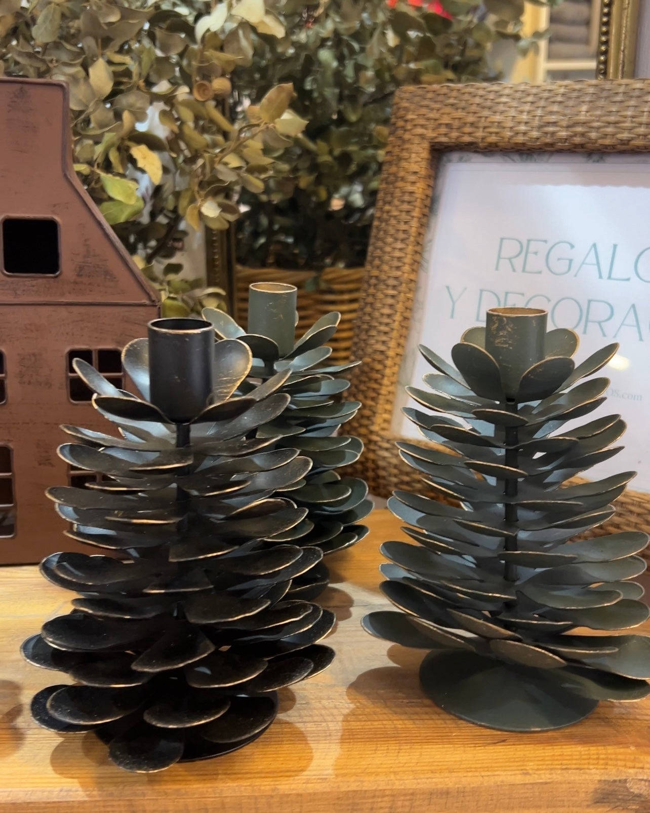 CANDELABROS PIÑAS DE METAL