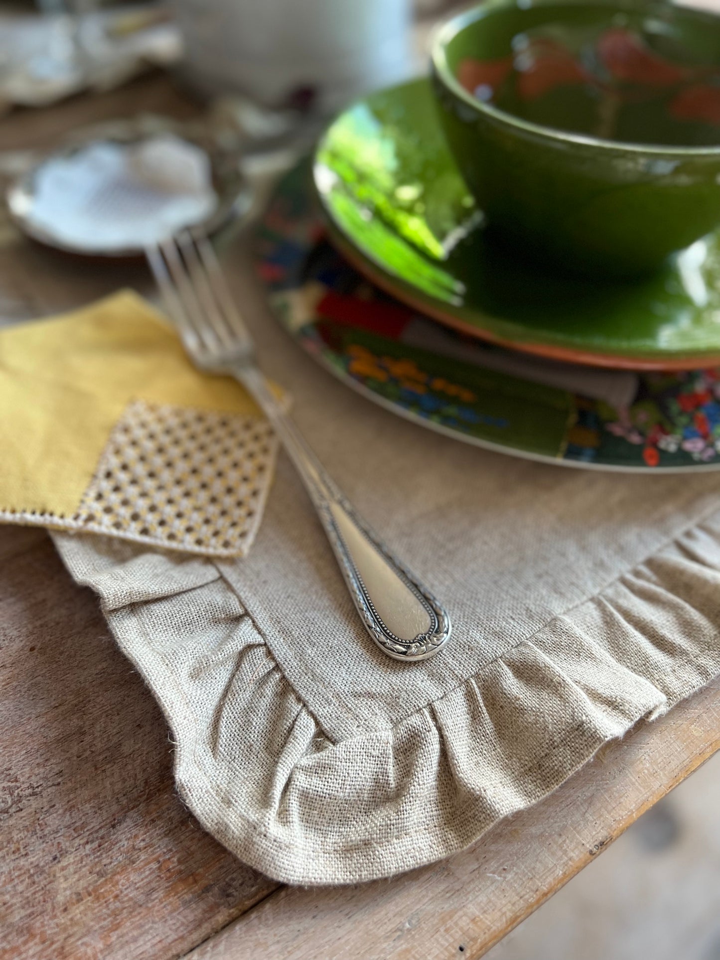 INDIVIDUAL TABLECLOTH WITH BEIGE LINEN RUFFLES