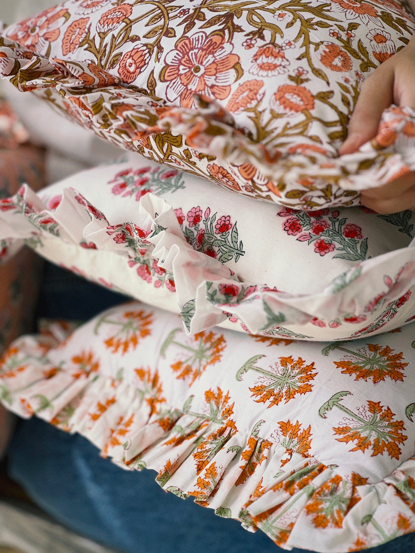 COJÍN VOLANTES BLOCK PRINT FLORAL NARANJA BLANCO